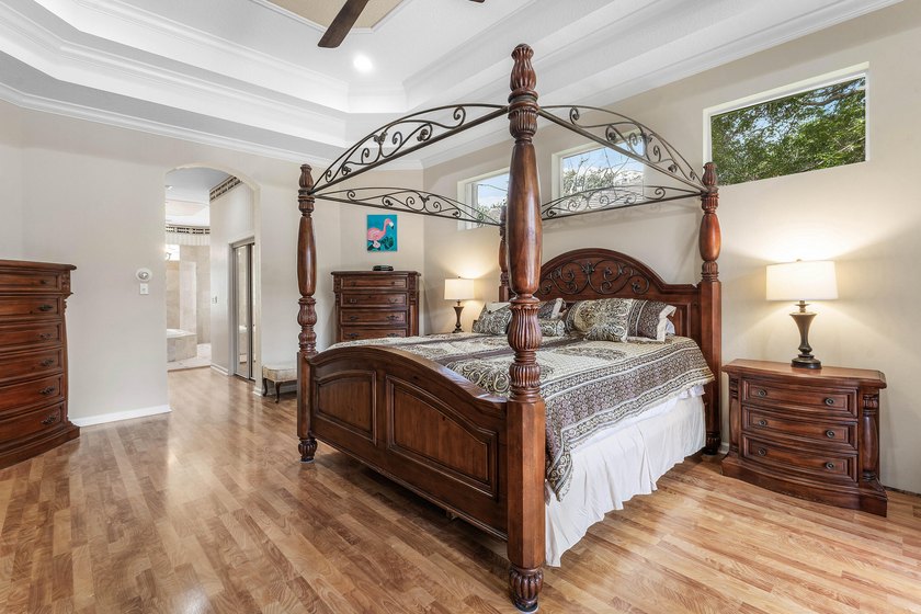 Welcome to this beautifully maintained 5-bedroom, 3-bathroom - photo 21