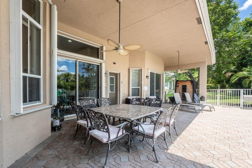 Welcome to this beautifully maintained 5-bedroom, 3-bathroom - photo 32