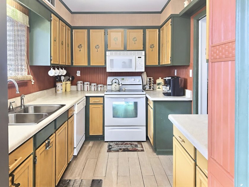 Exceptional Value 3-Bedroom Townhome Approximately One Mile to - photo 7