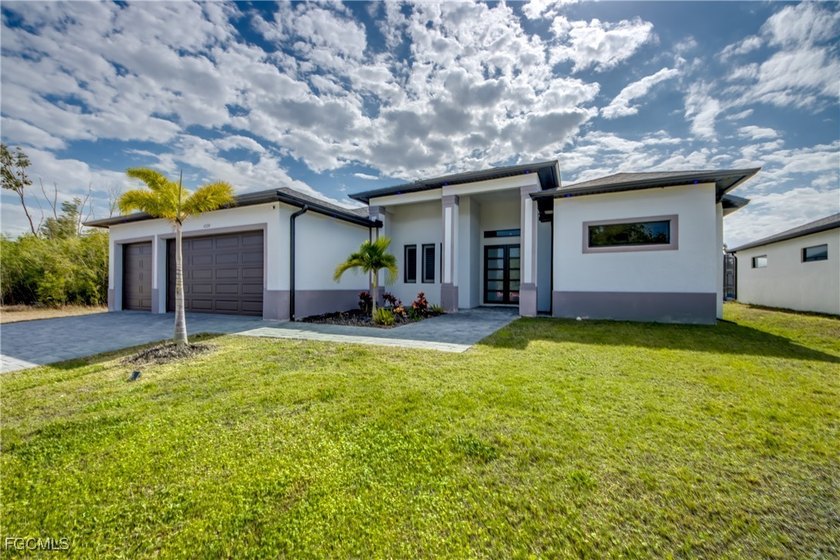 This Southern Exposure 3 Bedroom + Den, 3 Bath, 3 Car Garage - photo 2