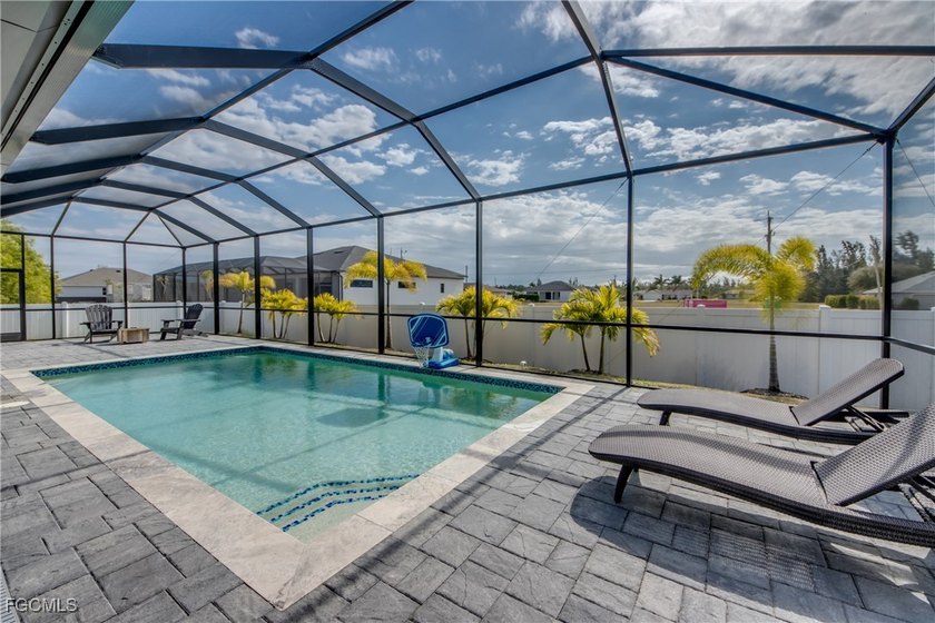 This Southern Exposure 3 Bedroom + Den, 3 Bath, 3 Car Garage - photo 3