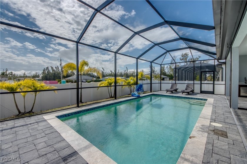 This Southern Exposure 3 Bedroom + Den, 3 Bath, 3 Car Garage - photo 4