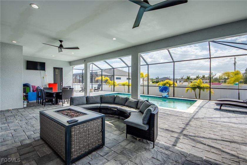 This Southern Exposure 3 Bedroom + Den, 3 Bath, 3 Car Garage - photo 6