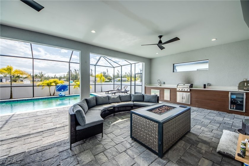 This Southern Exposure 3 Bedroom + Den, 3 Bath, 3 Car Garage - photo 7