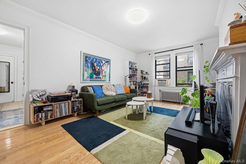 Spacious and fully renovated 2-bedroom, 1-bath condo located in - photo 2