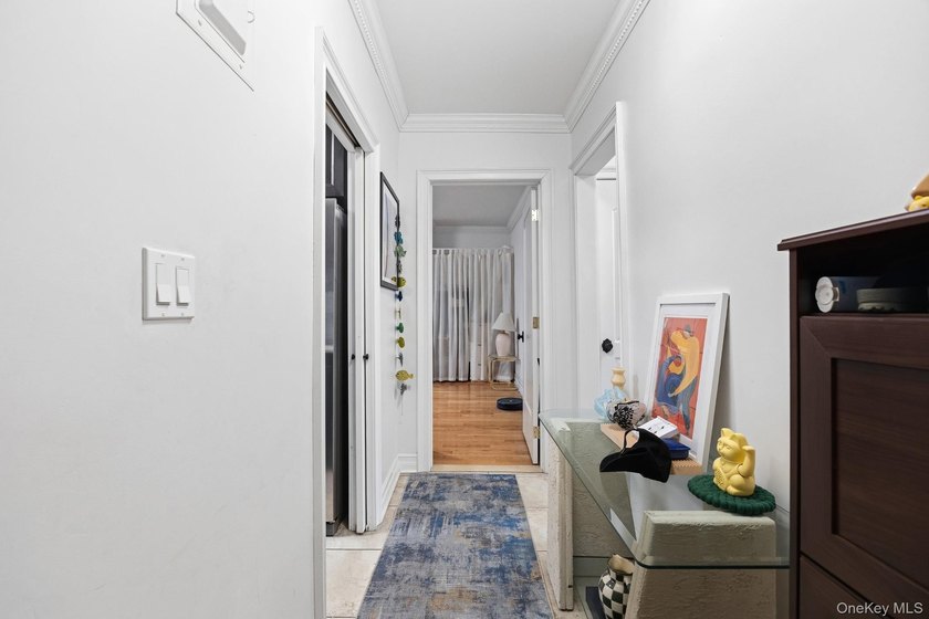 Spacious and fully renovated 2-bedroom, 1-bath condo located in - photo 4