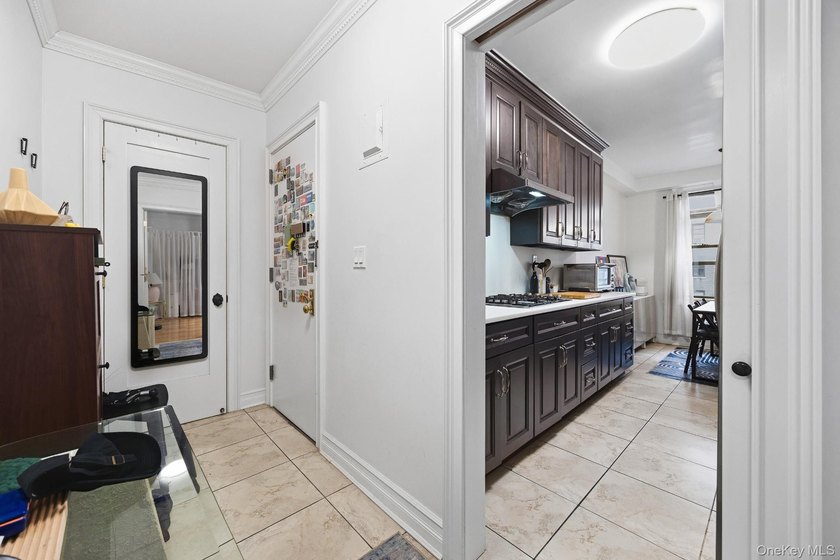 Spacious and fully renovated 2-bedroom, 1-bath condo located in - photo 6