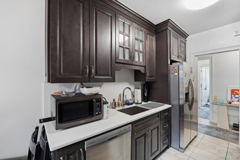 Spacious and fully renovated 2-bedroom, 1-bath condo located in - photo 7