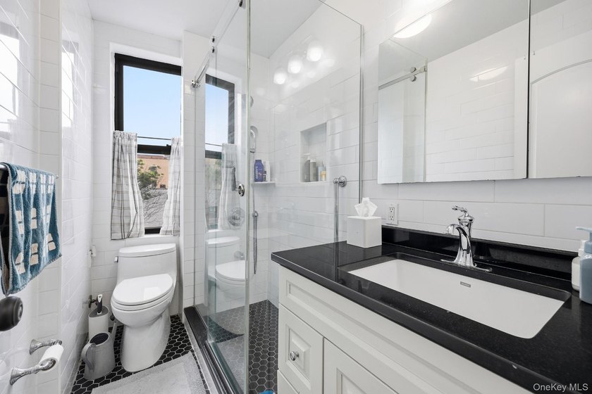 Spacious and fully renovated 2-bedroom, 1-bath condo located in - photo 9