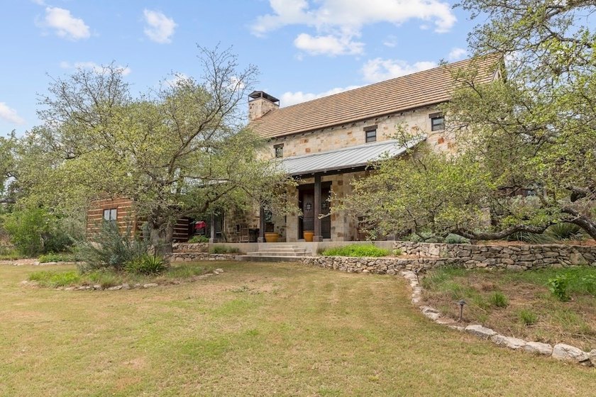 BREEZY HILLS is a breathtaking sanctuary where impeccable style - photo 4