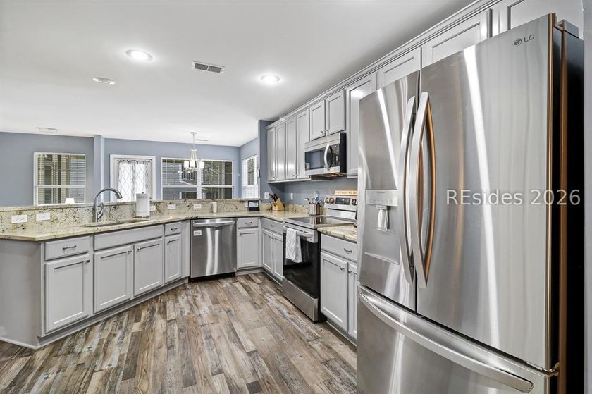 Welcome to this beautifully maintained Cypress Ridge home - photo 9
