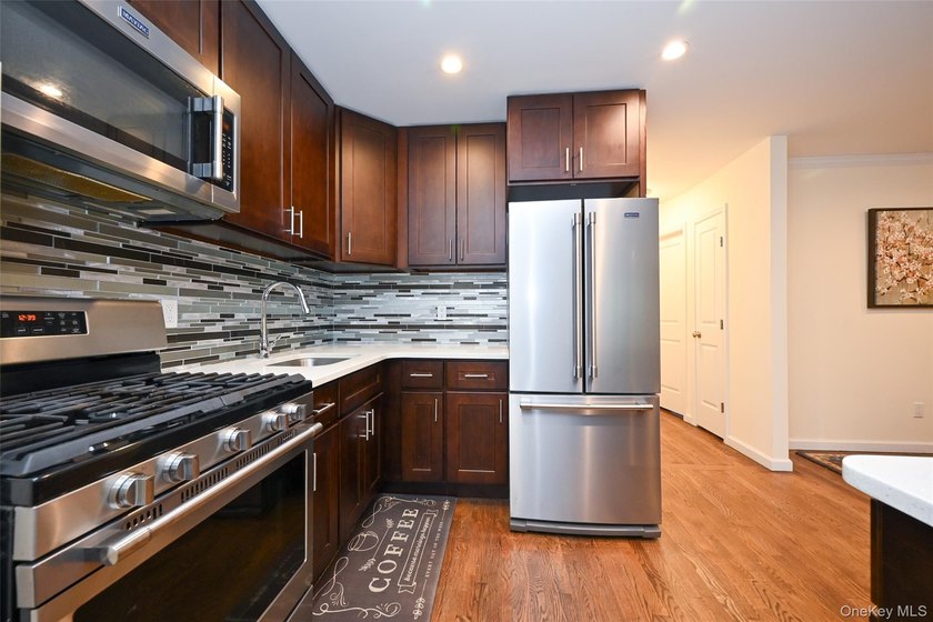 Beautifully maintained brick 2-family in prime Flushing location - photo 3
