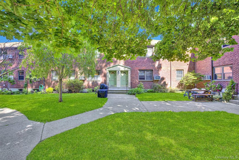 Welcome to this beautifully maintained lower unit, move-in-ready - photo 2