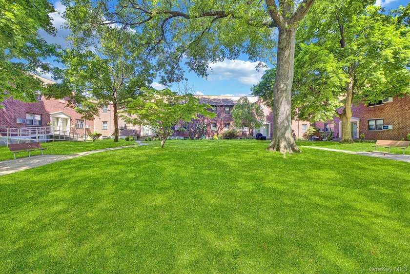 Welcome to this beautifully maintained lower unit, move-in-ready - photo 3