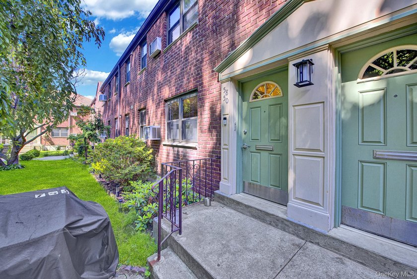 Welcome to this beautifully maintained lower unit, move-in-ready - photo 4