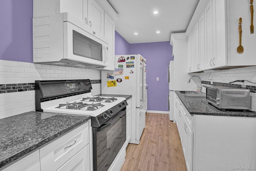 Welcome to this beautifully maintained lower unit, move-in-ready - photo 8