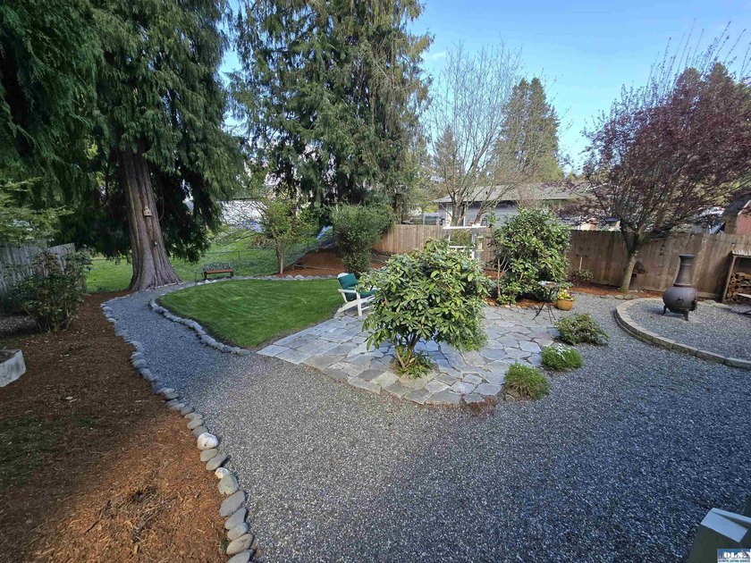 Beautifully Updated 3-Bedroom home sitting on a perfectly - photo 17