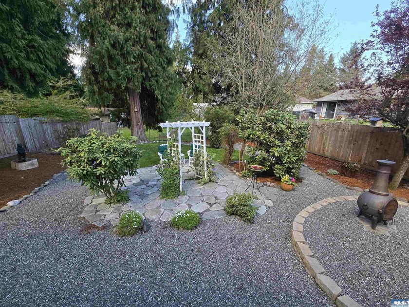 Beautifully Updated 3-Bedroom home sitting on a perfectly - photo 18
