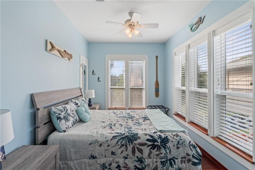 Life's a breeze in Rockport, &amp; this isn't just any home-it's an - photo 25