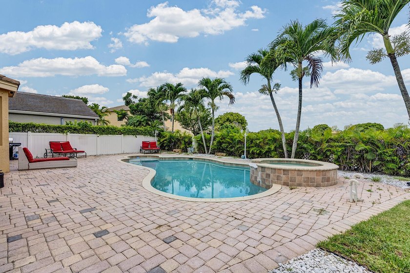 Welcome to this stunning waterfront residence in Thoroughbred - photo 38