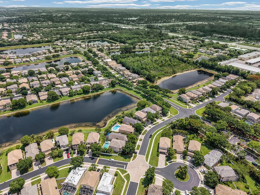 Welcome to this stunning waterfront residence in Thoroughbred - photo 49