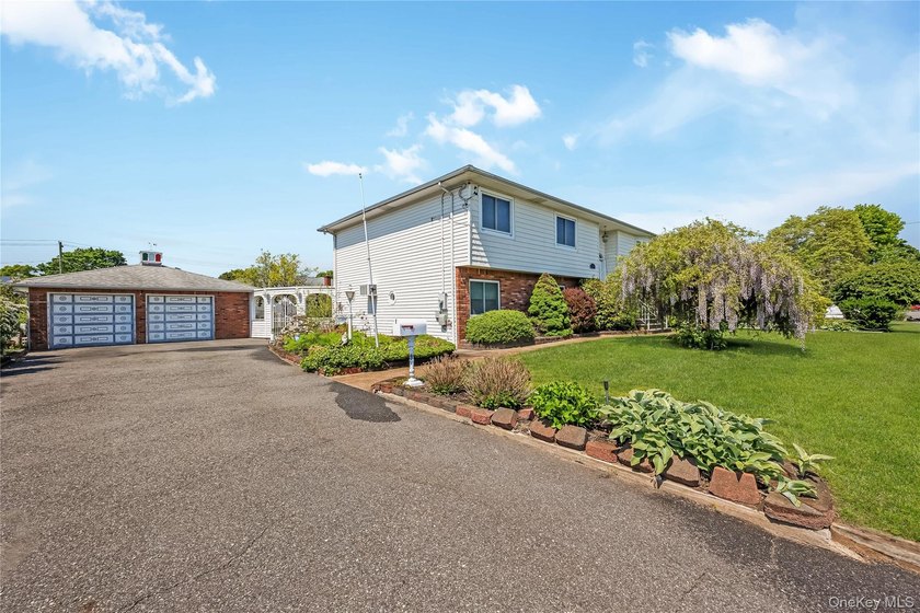 Welcome to this spacious and beautifully maintained 5-bedroom - photo 2