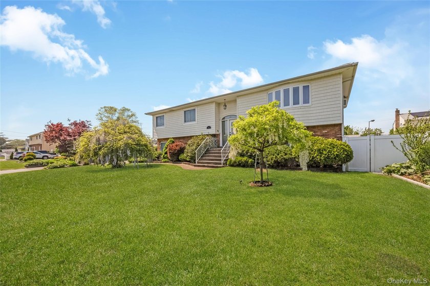 Welcome to this spacious and beautifully maintained 5-bedroom - photo 3