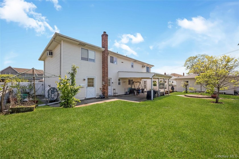 Welcome to this spacious and beautifully maintained 5-bedroom - photo 4