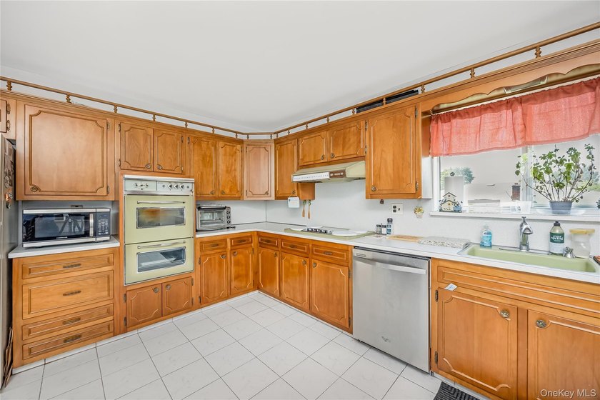 Welcome to this spacious and beautifully maintained 5-bedroom - photo 8