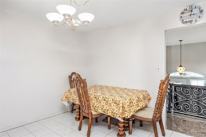 Welcome to this spacious and beautifully maintained 5-bedroom - photo 9