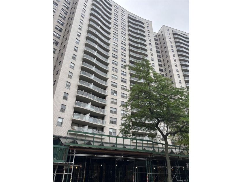 Spacious 1Bedroom, 1 Bath Co-op located in the desirable Grand - photo 2