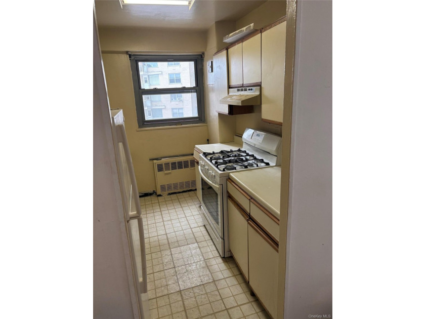 Spacious 1Bedroom, 1 Bath Co-op located in the desirable Grand - photo 8