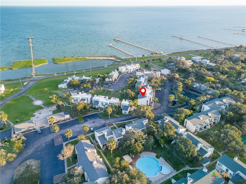 Welcome to coastal living in beautiful Rockport, Texas! This - photo 2