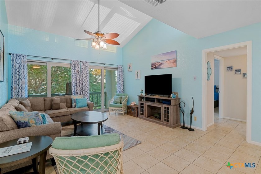 Welcome to coastal living in beautiful Rockport, Texas! This - photo 3