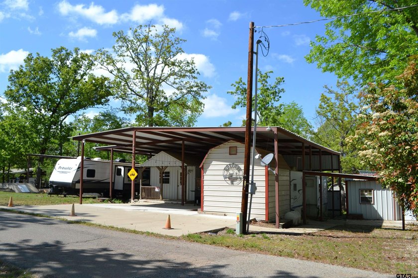 Welcome to your Lake Fork retreat in the gated community of Sun - photo 3