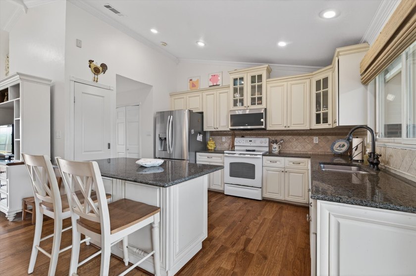 PRICE IMPROVEMENT &amp; MOTIVATED SELLER!! NEW ROOF- UPDATED HVAC- - photo 11