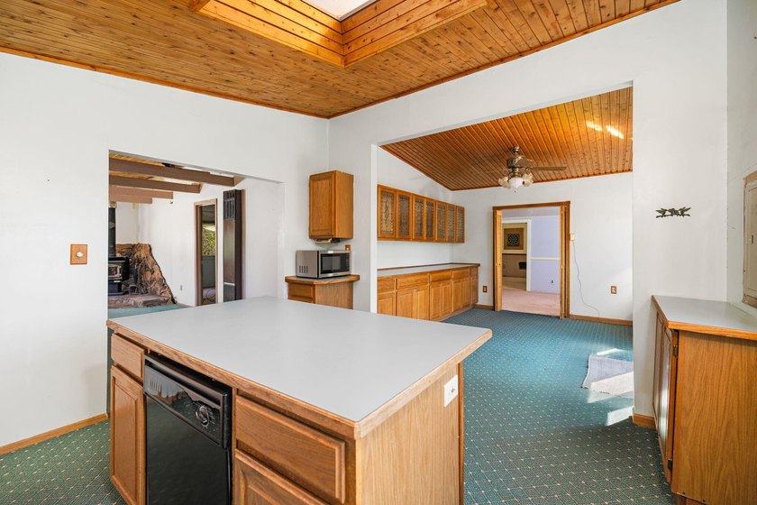 Plenty of potential with this spacious 3 bed 2 bath home on 10 - photo 11