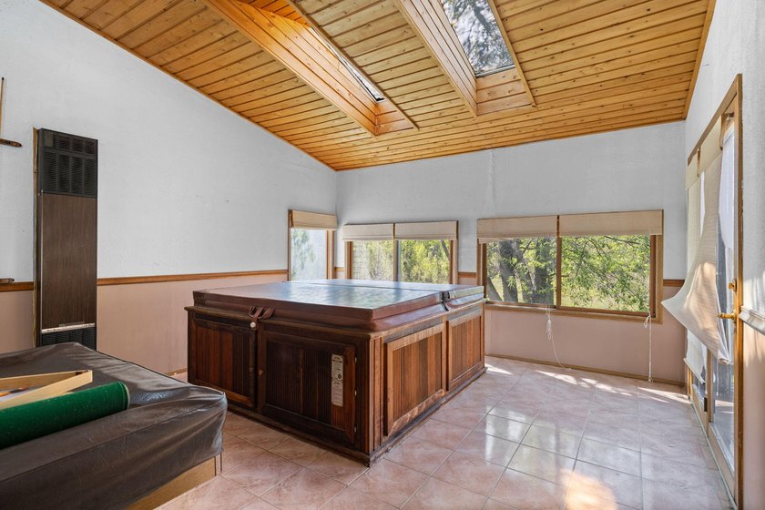 Plenty of potential with this spacious 3 bed 2 bath home on 10 - photo 16