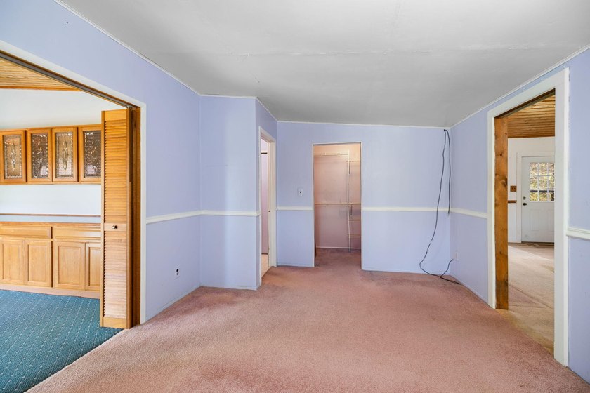 Plenty of potential with this spacious 3 bed 2 bath home on 10 - photo 23