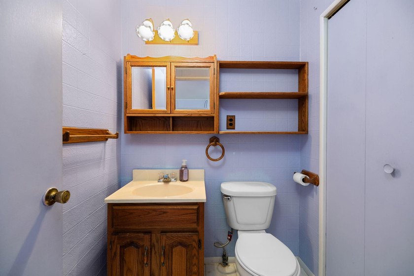 Plenty of potential with this spacious 3 bed 2 bath home on 10 - photo 28