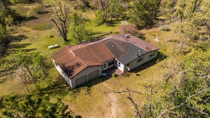 Plenty of potential with this spacious 3 bed 2 bath home on 10 - photo 37