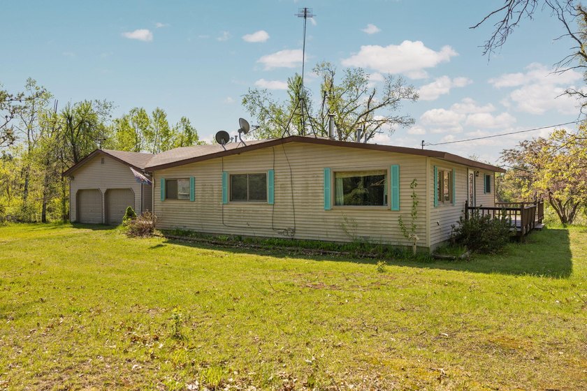 Plenty of potential with this spacious 3 bed 2 bath home on 10 - photo 47