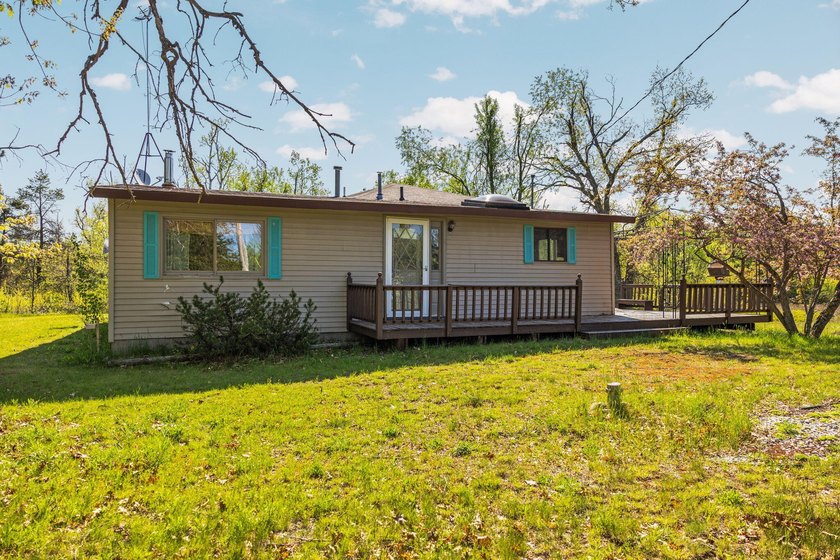 Plenty of potential with this spacious 3 bed 2 bath home on 10 - photo 49