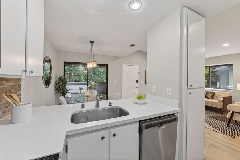 Centrally located in San Jose's Silicon Valley, walking distance - photo 11