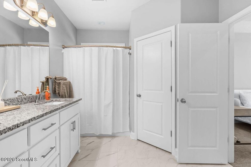 Welcome home! Built in 2021, this pristine residence perfectly - photo 14