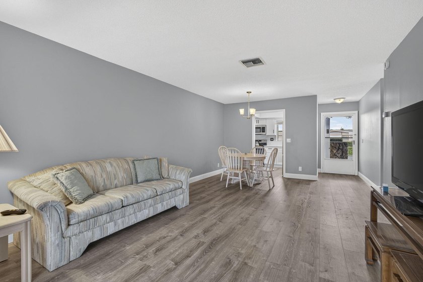 Welcome to this beautifully remodeled 2-bed, 2-bath villa - photo 14