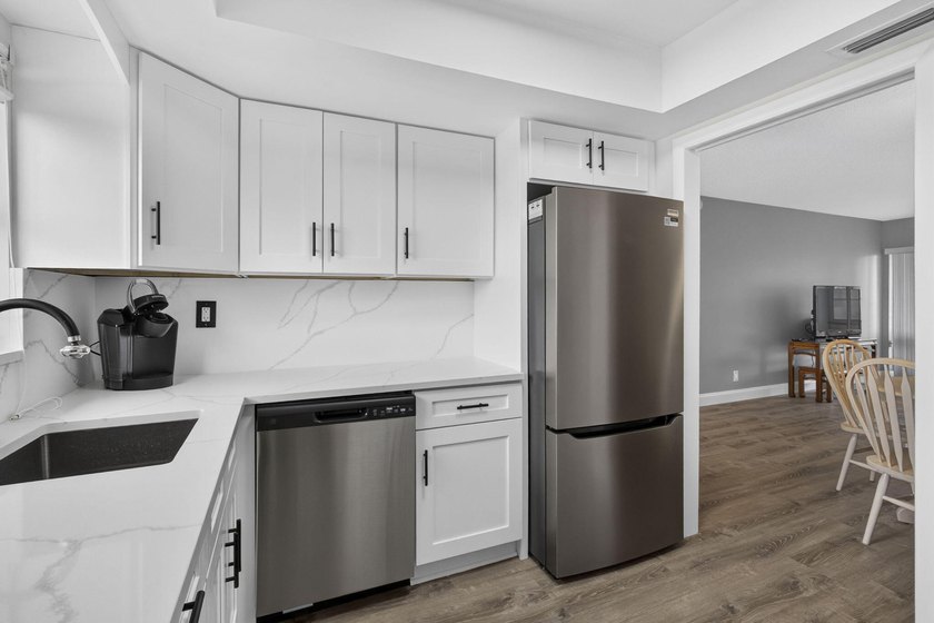 Welcome to this beautifully remodeled 2-bed, 2-bath villa - photo 18