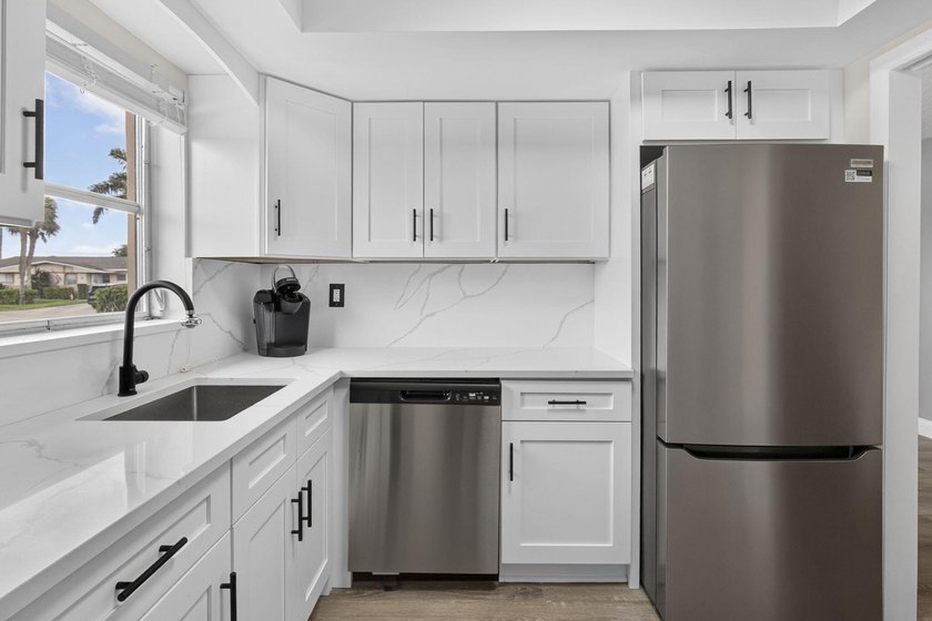 Welcome to this beautifully remodeled 2-bed, 2-bath villa - photo 19