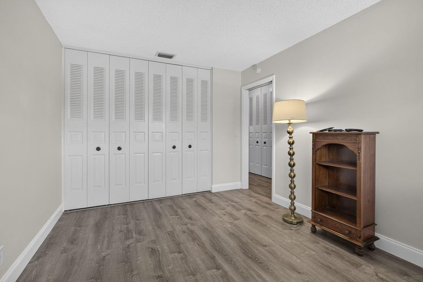 Welcome to this beautifully remodeled 2-bed, 2-bath villa - photo 24
