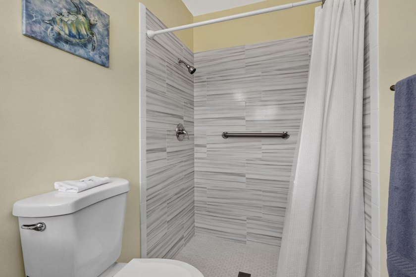 Welcome to this beautifully remodeled 2-bed, 2-bath villa - photo 27